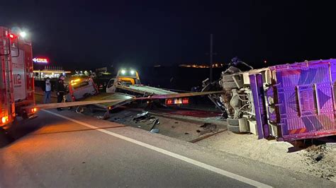 3 kişi hayatını kaybetti haberi ile ilgili son durum, video ve ilgili flaş haberler! Balıkesir'de kaza: 4 ölü, 2 yaralı