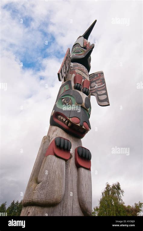 Grand totem imposant construit par les aborigènes de l Alaska Photo Stock Alamy