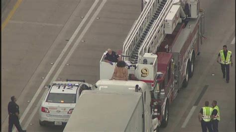 Naked Woman Shuts Down Highway 290 Abc7 Chicago