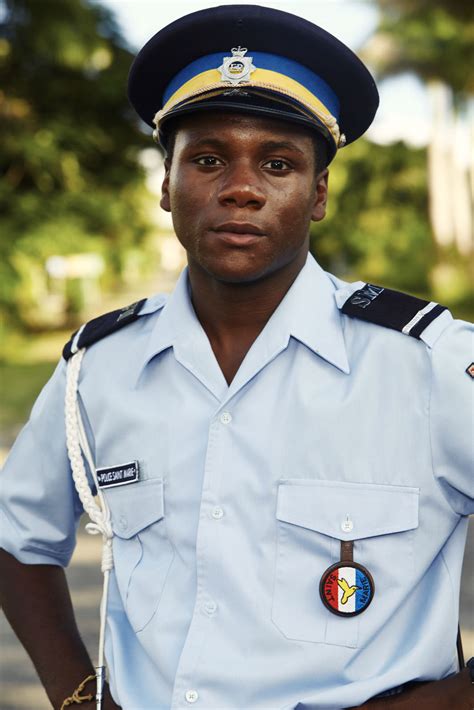 The new outing sees the team once again working on a murder investigation after someone winds up dead on a nearby beach. Meurtres au paradis : Photo Tobi Bakare - 51 sur 91 - AlloCiné