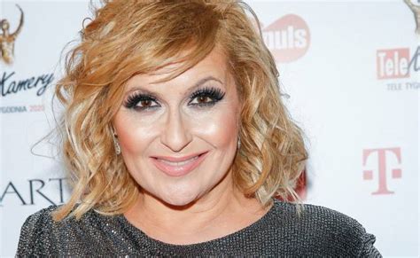 Katarzyna skrzynecka jest zbulwersowana zachowaniem personelu jednej z prywatnych placówek, w której odmówiono jej mężowi pomocy. Katarzyna Skrzynecka w samym ręczniku i z... parasolem ...