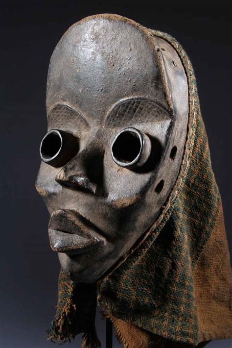L'histoire du masque africain se perd dans la nuit des temps et il est bien difficile de donner à cet art une date d'origine. le masque Dan des lignes pures dans l'art africain