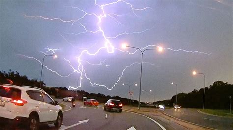 10 Incredible Lightning Strikes Caught On Camera Go It