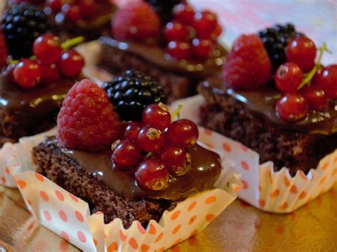 Per preparare la torta meringata al cacao e frutti di bosco, iniziate dalla marquise: Ricetta Mignon di torta al cioccolato con frutti di bosco ...