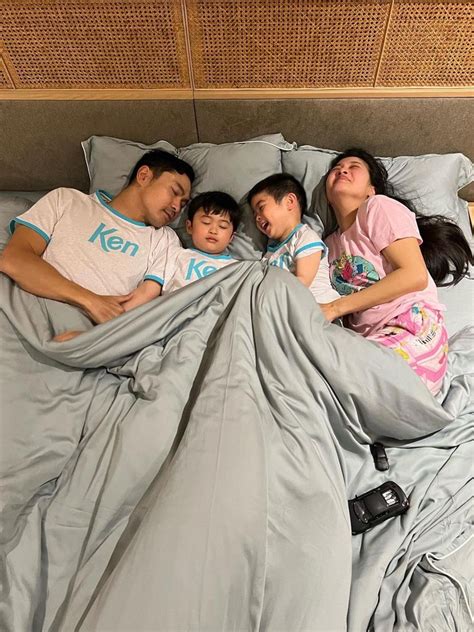 Ultah Ke 40 Sandra Dewi Perlihatkan Pose Tidur Dengan Suami Dan Anak