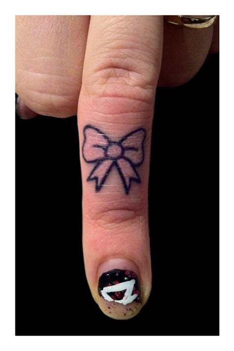 Sooooo Cute Bow Finger Tattoos Finger Tattoo Designs Finger Tattoos
