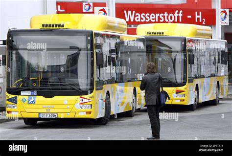 Zwei Mit Wasserstoff Betriebene Busse Der Berliner Verkehrsbetriebe