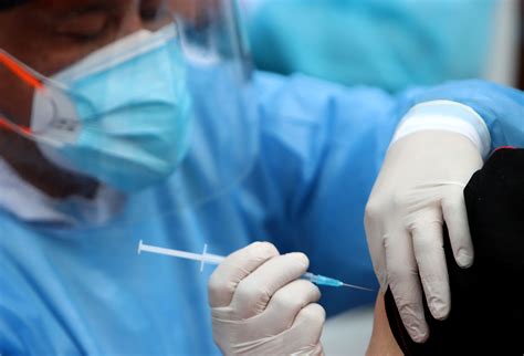 En la clínica colombia fue vacunada la primera enfermera de bogotá. Coronavirus: Demoras y aglomeraciones en vacunación a ...