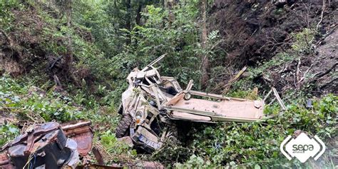 Muere Un Conductor Tras Salirse De La V A Y Caer Por Un Desnivel De Metros En Asturias