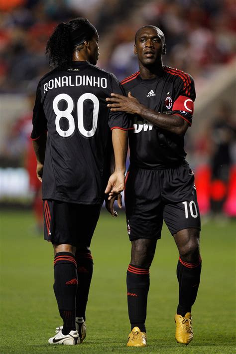 Hailed by 40 thousand enthusiastic fans on the day of his official presentation, ronaldinho demonstrated his gratitude with a powerful header. Ronaldinho Photos Photos - AC Milan v Chicago Fire - Zimbio