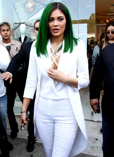 Kim's hair & beauty supply ei tegutse valdkondades ostlemine, kosmeetikatarbed, apteegid ja narkootikumide kauplustes. KYLIE JENNER Debuts Emerald Green Hair at Dash Store in ...