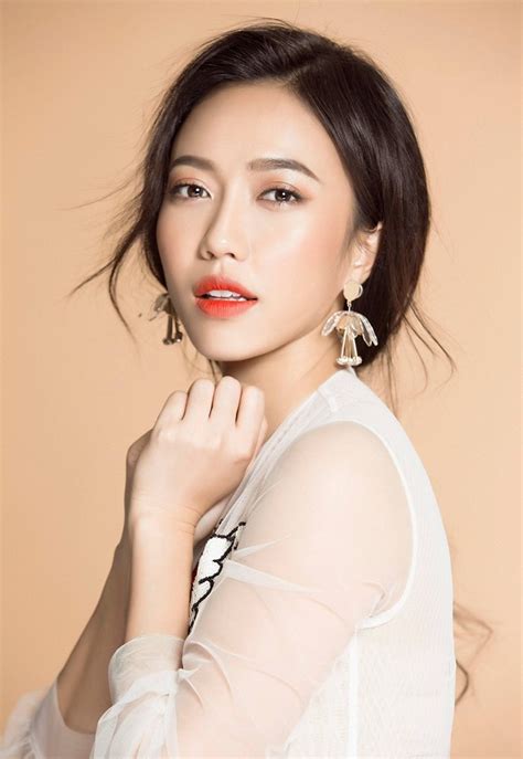 Một gia đình ồn ào, một gia tộc xáo xào trong một khu xóm tào laochiếc trailer hội tụ đủ mọi cung bậc cảm xúc, bà con đã chuẩn bị cho một cái tết bao. Diệu Nhi: "Gameshow đưa con người thật của tôi đến với ...