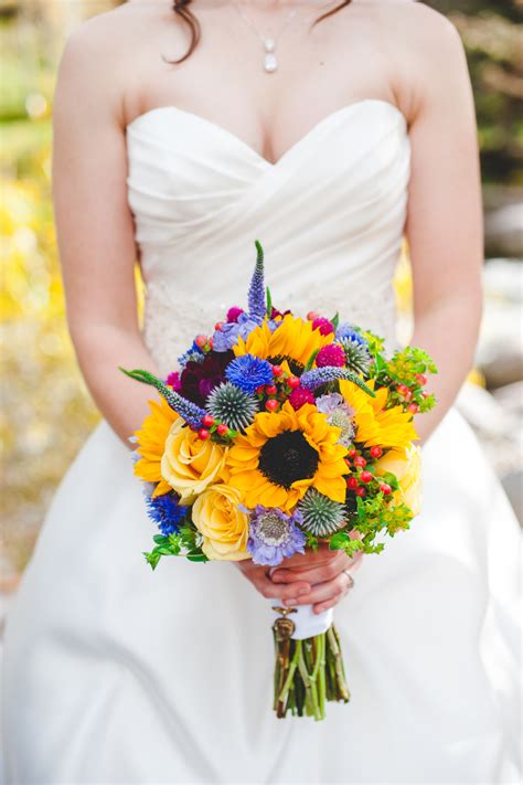 Warmth And Happiness 20 Perfect Sunflower Wedding Bouquet