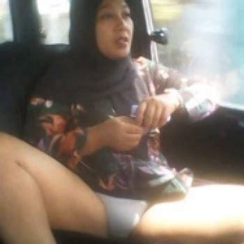 Tante Jilbab Colmek Di Mobil