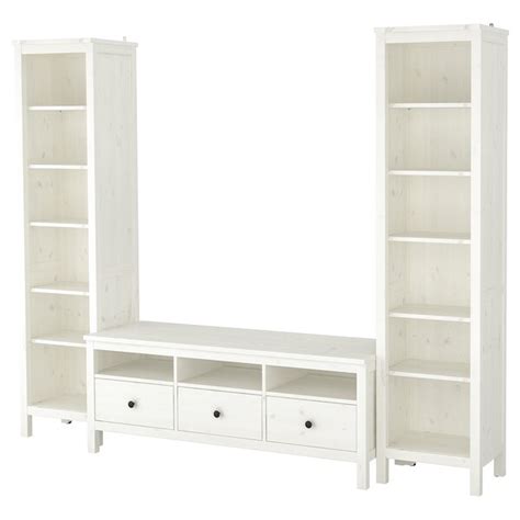 Les 389 magasins ikea présents dans le monde utilisent les mêmes noms afin de simplifier la gestion des et les lits, armoires et autres meubles, des noms de lieux norvégiens. HEMNES Agencement meuble télé - teinté blanc - IKEA