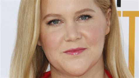 Amy Schumer Cant Help But Joke About Adam Levines Texting Scandal