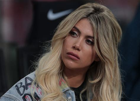 Use the following search parameters to narrow your results Wanda Nara consiente a fans con candentes fotos en su casa ...