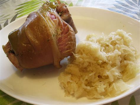 Gekochte Schweinshaxe in Sauerkraut mit Salzkartoffeln von aveffer
