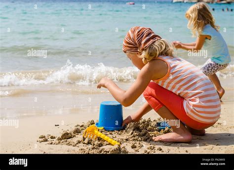 Zwei Kinder Spielen Mit Sand Am Strand Stockfotografie Alamy