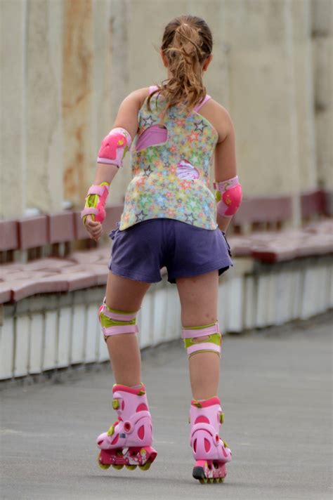 图片素材 女孩 模式 模型 弹簧 红 颜色 儿童 时尚 服装 黄色 淑女 粉 人体 体育 大腿 鞋类 美容