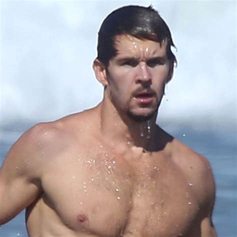 True Bloods Jason Shows Hot Body On Beach—see The Pic E Online