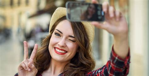 cómo tomar las mejores selfies y aprovechar al máximo la cámara del celular buena vibra