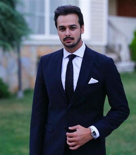 5 saat süren ameliyatın ardından ali sürmeli'nin oğlu eren sürmeli babasının sağlık durumu hakkında bilgi verdi. Sadri Alışık (Torun) - Biyografya