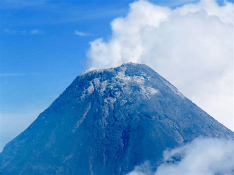 Mayon Volcano Erupts Spews Ash Gma News Online