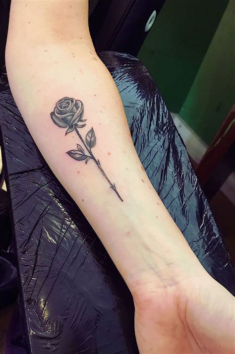 A rose tattoo designed on the leg. Single rose | Inner arm tattoos, Arm tattoo, Tattoos