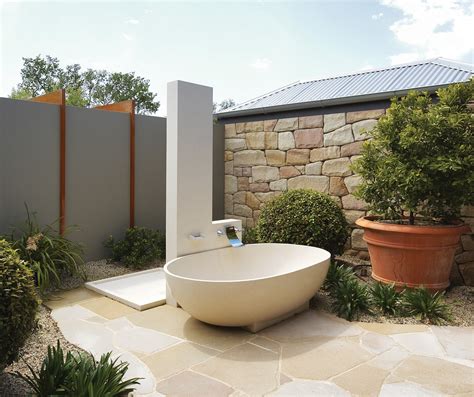 Luxurious and natural soaking tubs, bathtubs, hot tubs. The ultimate outdoor bathroom guide - Completehome