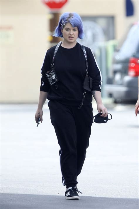 Kelly osbourne recently revealed she's down 85 pounds and how she lost the weight. KELLY OSBOURNE Pick Up Take Out Lunch Out in Los Angeles 03/31/2020 - HawtCelebs