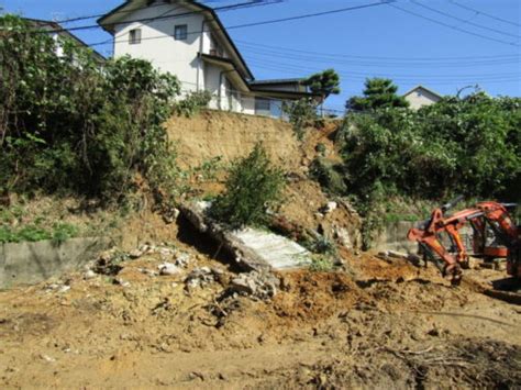 Look up in linguee suggest as a translation of 崩れ 台風19号による仙台市青葉区荒巻の土砂崩れ10月26日現在の様子 ...