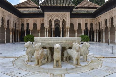 Lo mejor en los alrededores. Lions Patio In Alhambra, Granada, Spain Stock Image ...