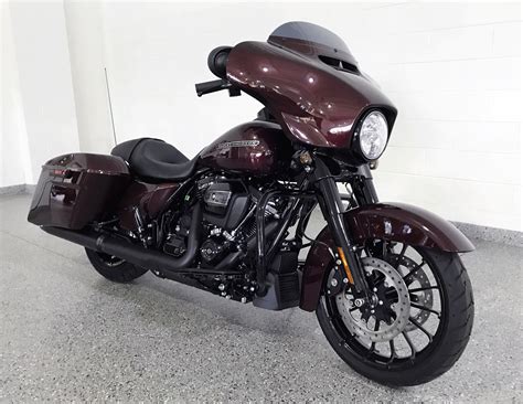 Simplefootage Harley Davidson Street Glide Special Twisted Cherry