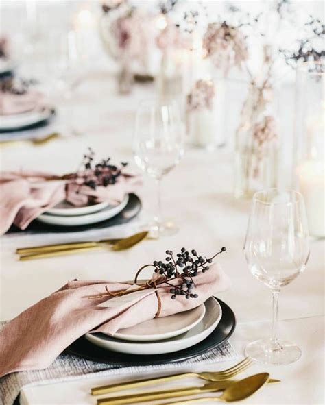 Il menu decorato in modo elegante con rose bianche. Segnaposto Matrimonio Elegante / Utilizzabili non solo ...