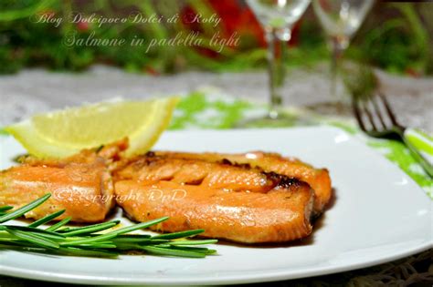 Dopo di che far rosolare i tranci del salmone e aggiungere i pomodori, sale, succo di limone e prezzemolo. Salmone in padella light | Dolcipocodolci
