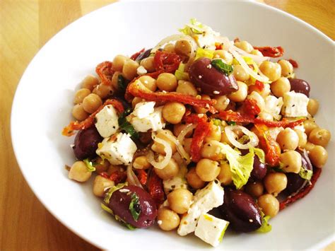 Presque végé Salade de pois chiches à la feta et aux tomates séchées