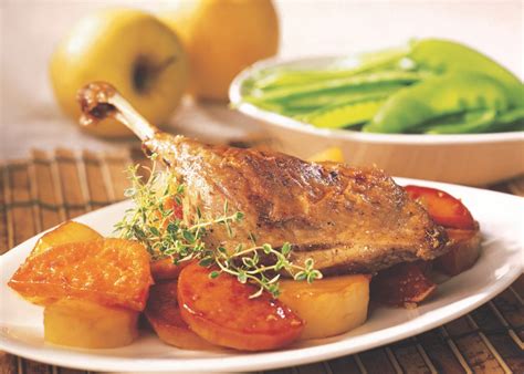 Cuisses de canard confites sur lit de patates douces et de pommes
