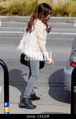 Ashley Tisdale Hellcats Star Arriving At An Office Building Wearing A Cream Coloured Vest Los