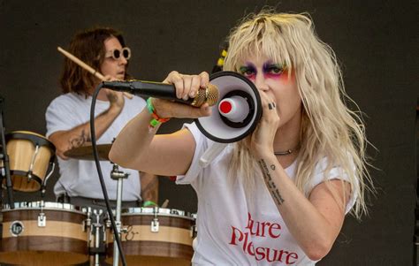 Hayley nichole williams (meridian, estados unidos, 27 de diciembre de 1988), 2 más conocida como hayley williams, es una cantante, empresaria y compositora estadounidense, líder y vocalista de la banda de pop punk y rock alternativo paramore, ganadora del premio grammy por mejor canción rock en 2015. Listen to new song Hayley Williams "leaked" by hand ...