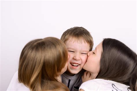 Deux Petites Filles Embrassant Des Gar Ons Photo Stock Image Du Dr Le Amis