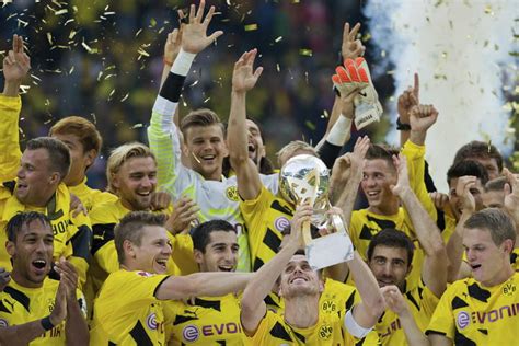 El partíu de la supercopa alemana supón l'entamu de la temporada futbolística nel país. Dortmund conquista la Supercopa alemana ante el Bayern, El ...
