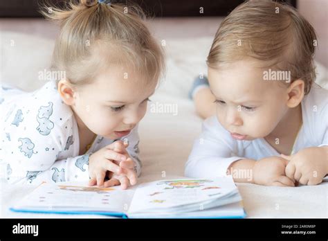 Niños Encantadores Hermano Y Hermana Leyendo Un Libro En La Cama