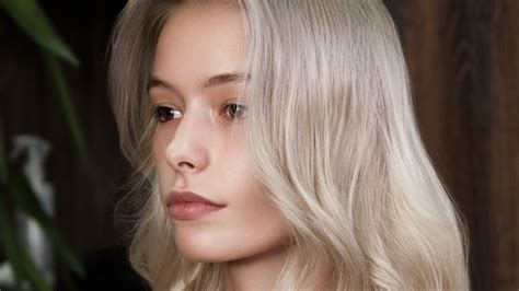 The Alternative To Dated Platinum Blond Hair Is A More Blended Look Heres How To Get It