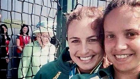 La Reina Isabel Ii Se Cuela En Una Selfie Que Se Vuelve Viral Cnn
