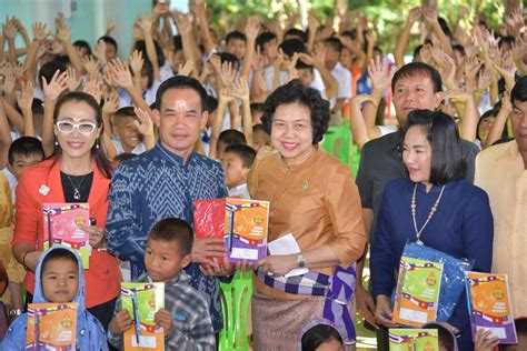 พบกับ ฟักแฟง วิภาพร วัฒนวิทย์ ที่จะพาไปปักหมุด จุดประเด็น เพื่อให้. แม่บ้านท้องถิ่นไทย ลงพื้นที่ จ.อุดรธานี มอบเสื้อกันหนาวให้ ...