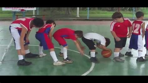 Los juegos recreativos para niños son aquellas actividades en las cuales intervienen uno o más la participación de los niños en los juegos recreativos es un elemento que promueve y desarrolla. Pasar el balón por el tunel (1). - YouTube