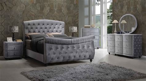 Decorative objects are also a way to sprinkle some white lines into your room. Hudson Bedroom in Grey Velvet Fabric w/Sleigh Bed & Options
