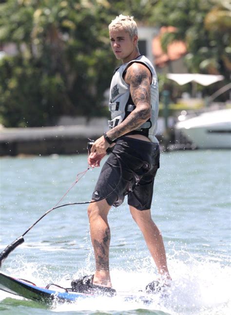Justin Bieber Hangs Out On A Yacht Goes Wakeboarding In Miami Justin Bieber Justin Bieber