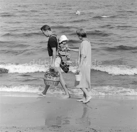 DDR Fotoarchiv Ückeritz Eine Familie am Strand der Ostsee in Ückeritz im Bundesland